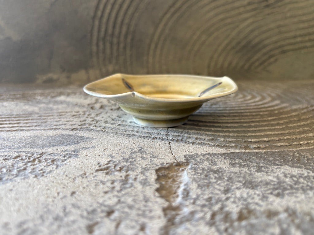 【京都】ヤマカワ　ミユキ　　3寸輪花台皿　色絵つぼみ　10