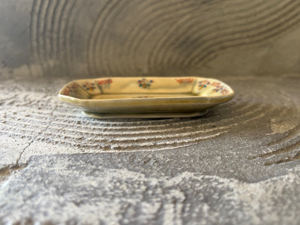 【京都】ヤマカワ　ミユキ　　角皿小　色絵華紋　74