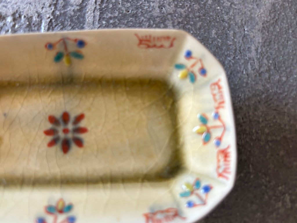 【京都】ヤマカワ　ミユキ　　角皿小　色絵華紋　75