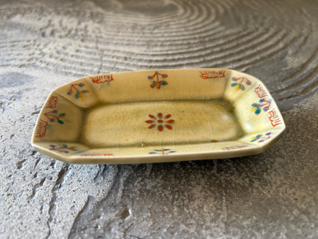 【京都】ヤマカワ　ミユキ　　角皿小　色絵華紋　71