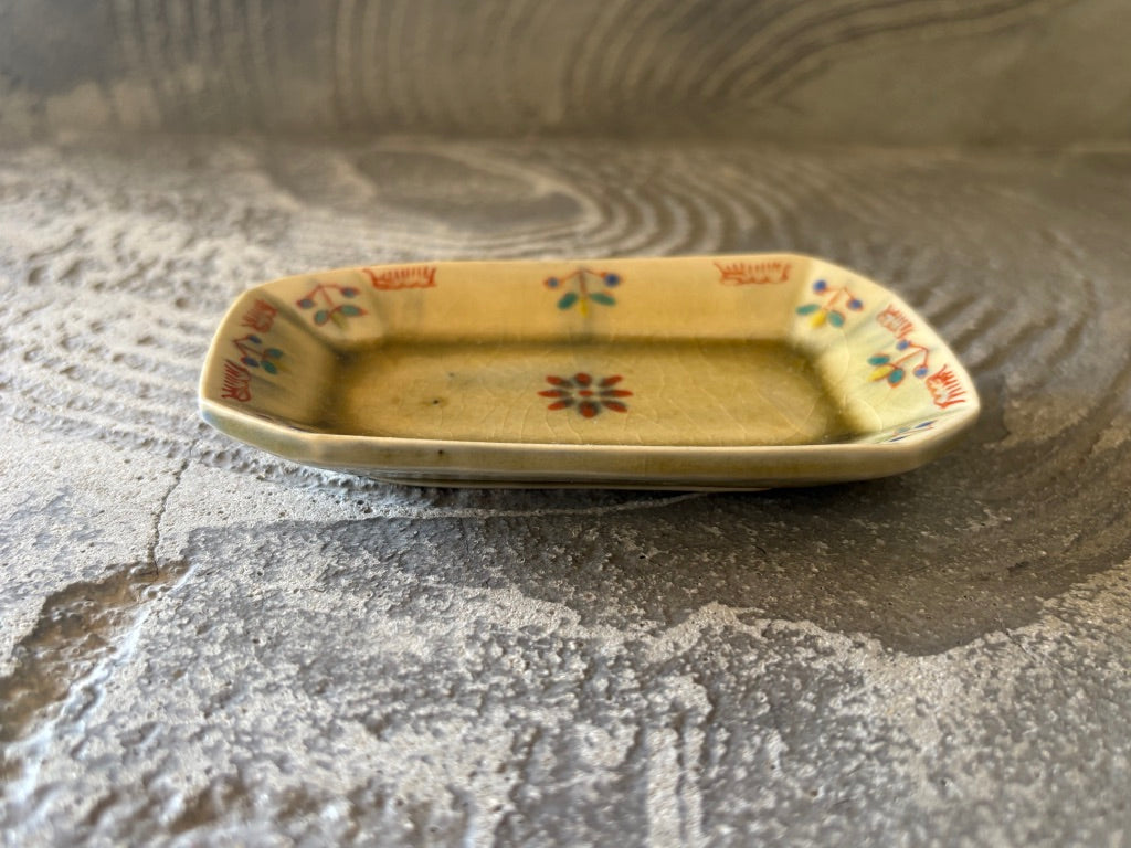 【京都】ヤマカワ　ミユキ　　角皿小　色絵華紋　75