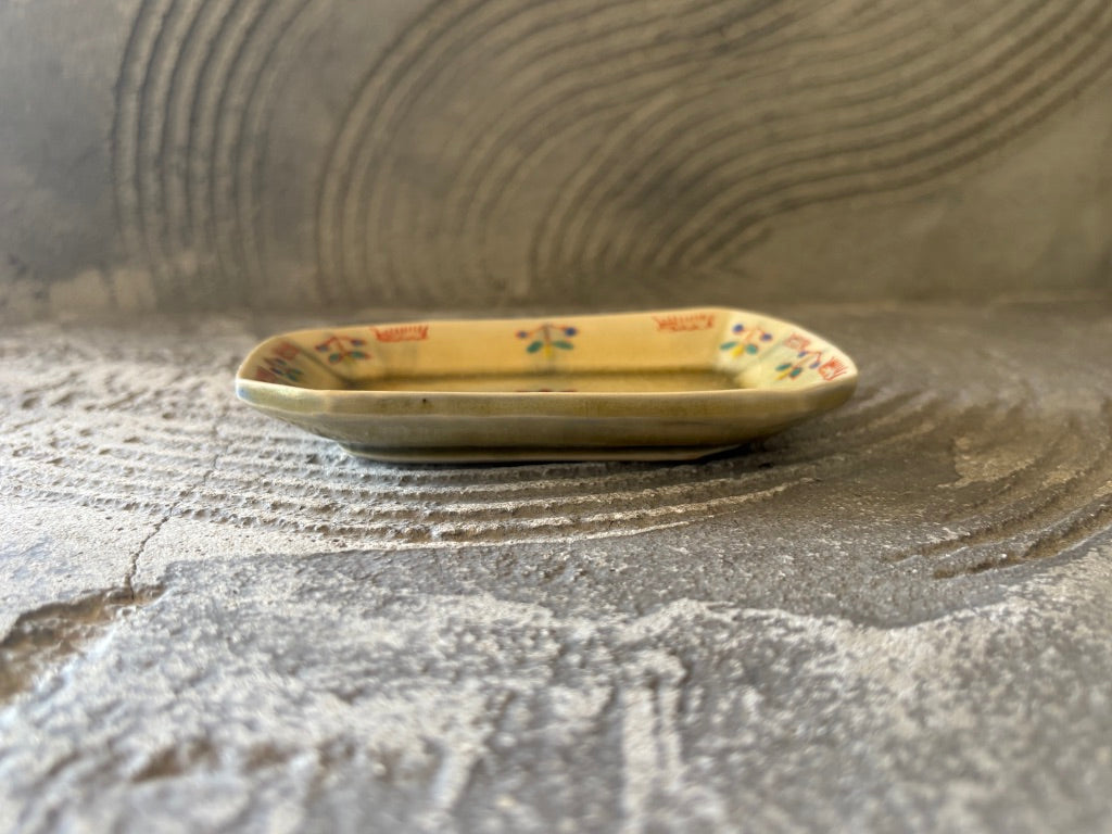 【京都】ヤマカワ　ミユキ　　角皿小　色絵華紋　75