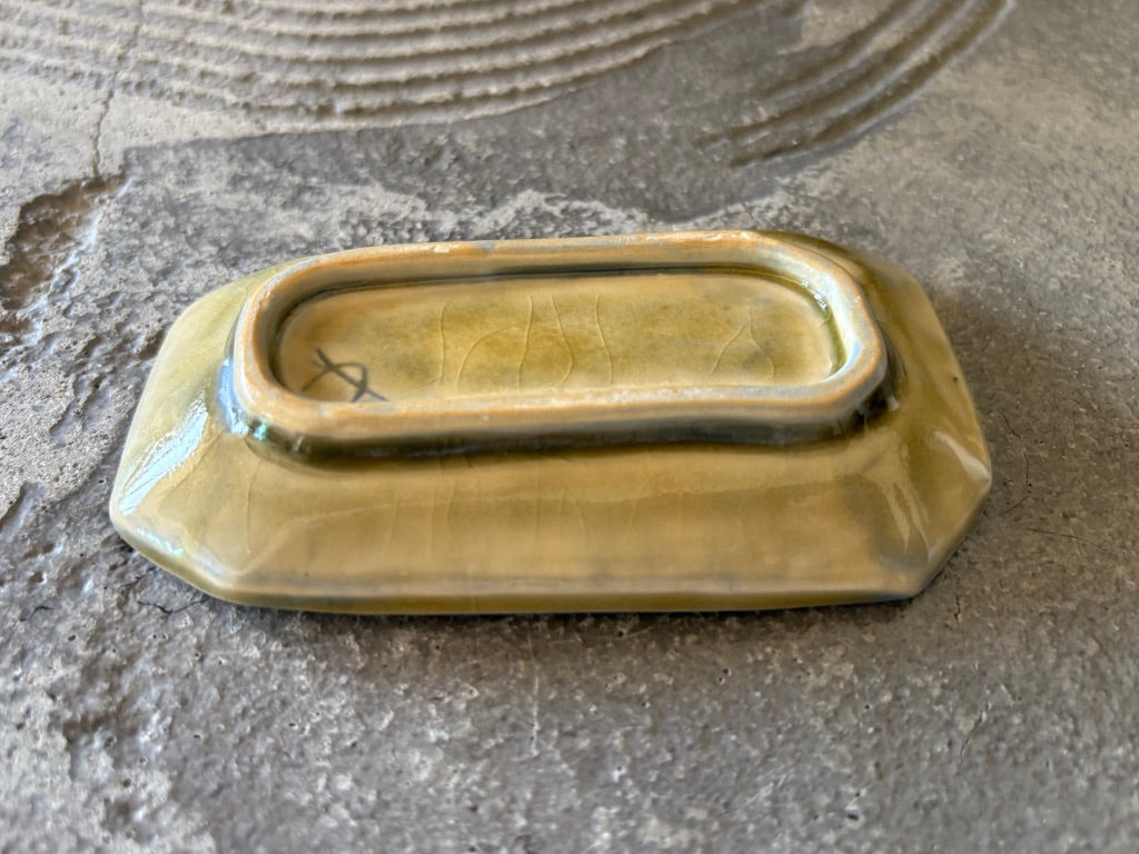 【京都】ヤマカワ　ミユキ　　角皿小　色絵華紋　75