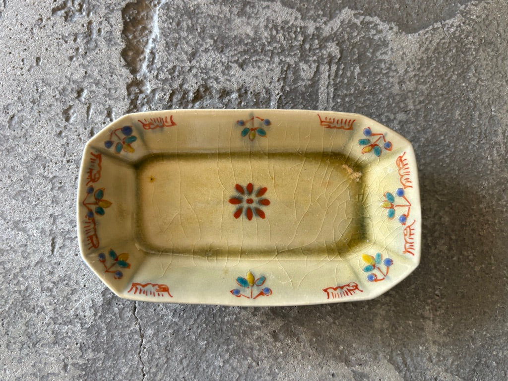 【京都】ヤマカワ　ミユキ　　角皿小　色絵華紋　72