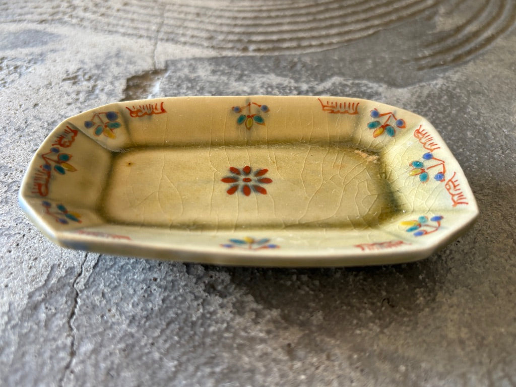 【京都】ヤマカワ　ミユキ　　角皿小　色絵華紋　72