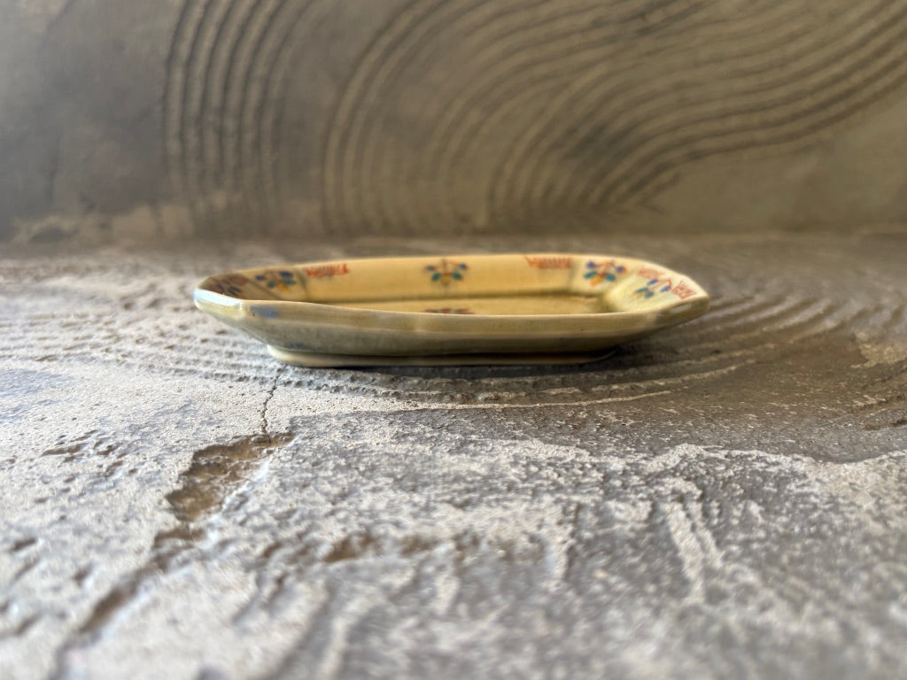 【京都】ヤマカワ　ミユキ　　角皿小　色絵華紋　72
