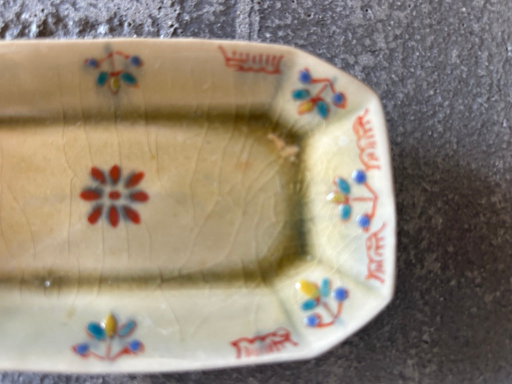 【京都】ヤマカワ　ミユキ　　角皿小　色絵華紋　72