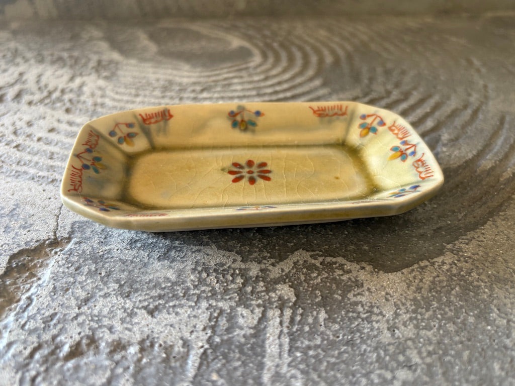 【京都】ヤマカワ　ミユキ　　角皿小　色絵華紋　74