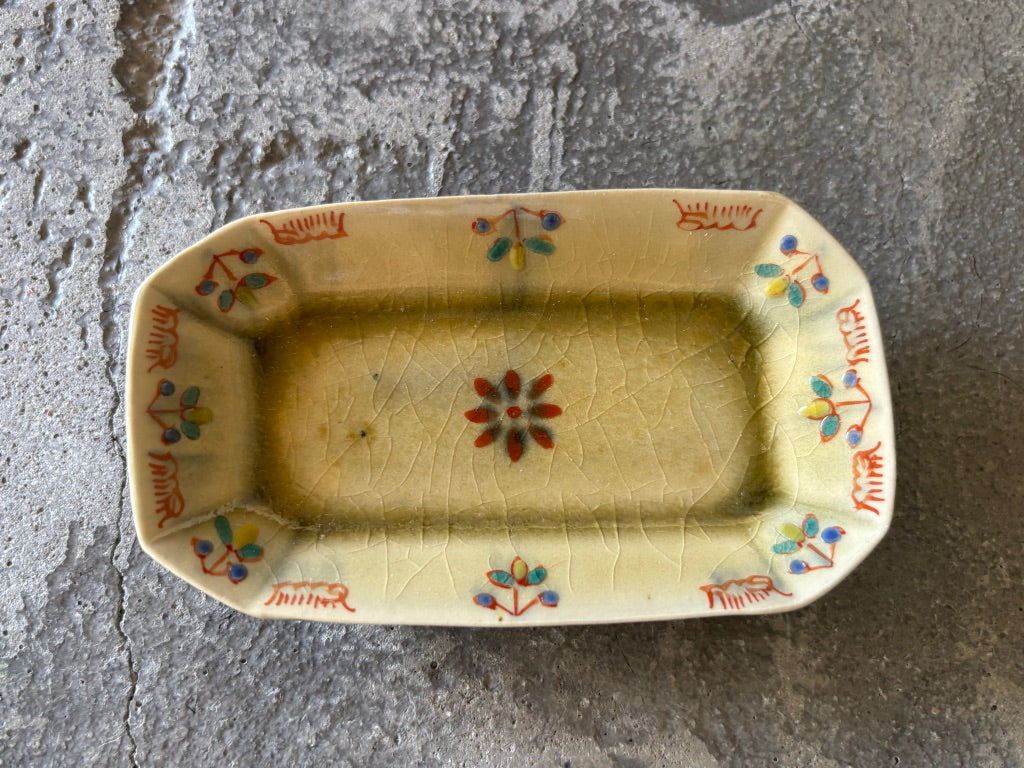 【京都】ヤマカワ　ミユキ　　角皿小　色絵華紋　75