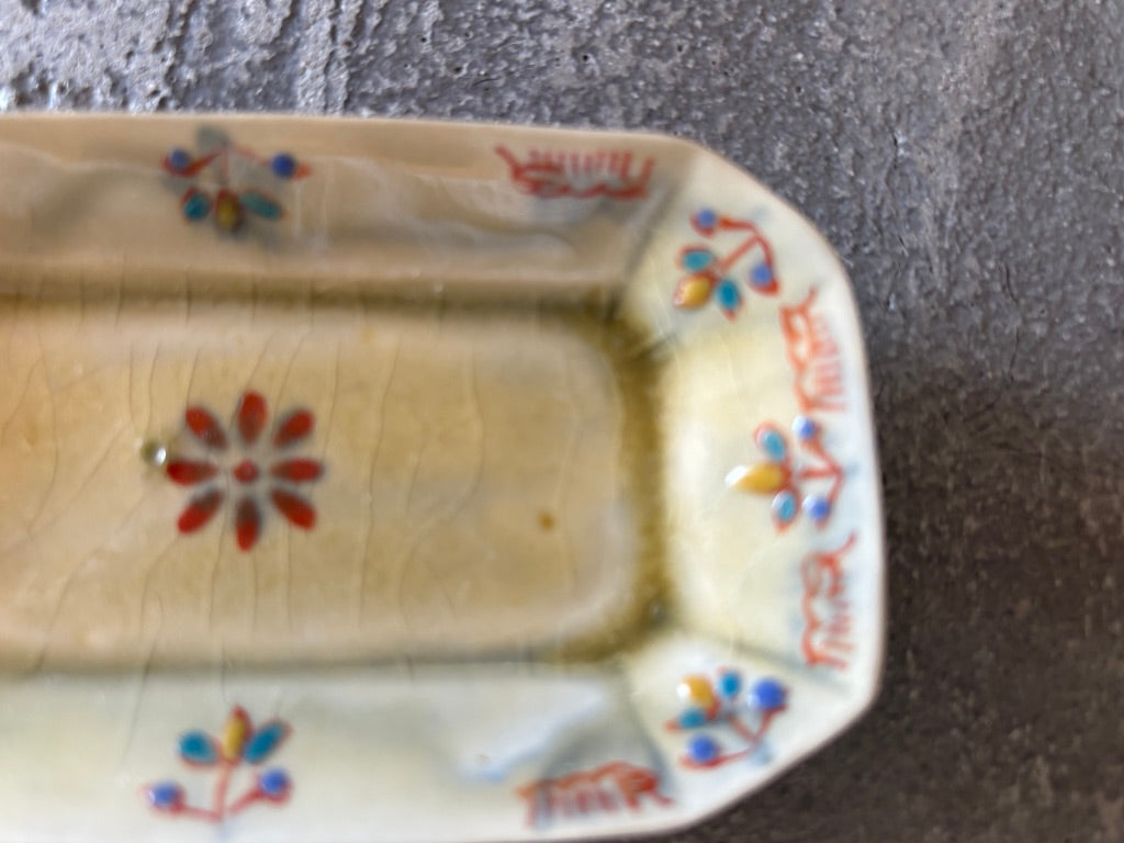 【京都】ヤマカワ　ミユキ　　角皿小　色絵華紋　74